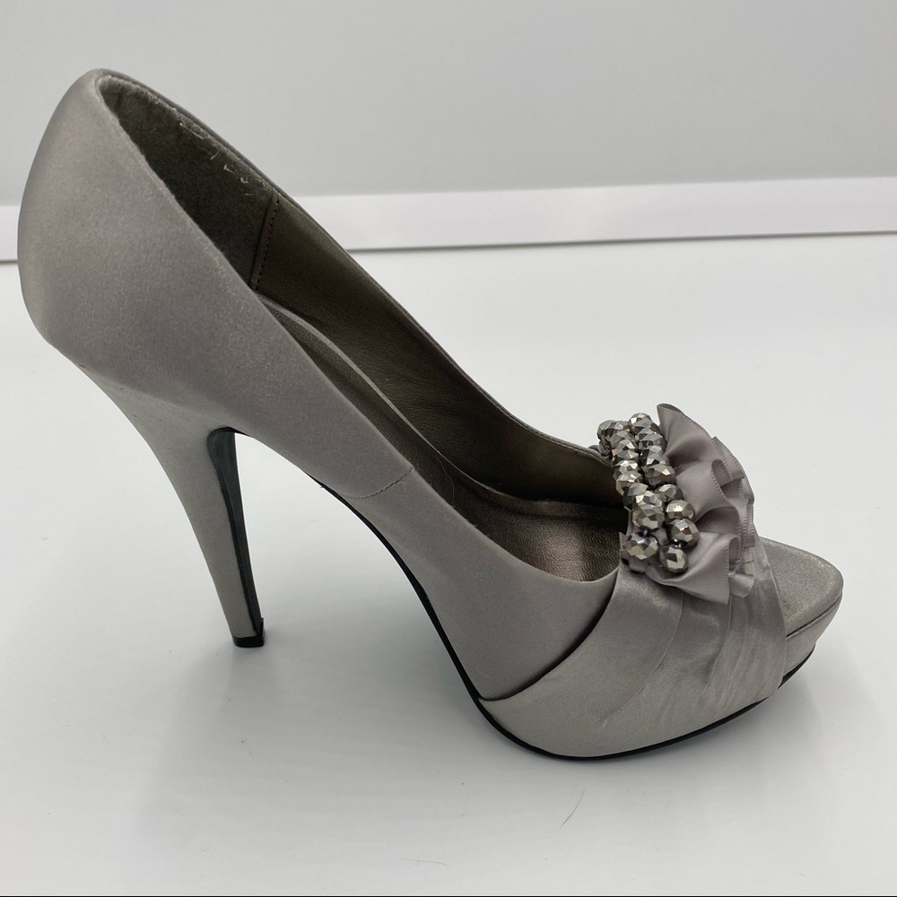 2B Bebe Nydia85 Carrie Evening Ruffle Stone Heel 7